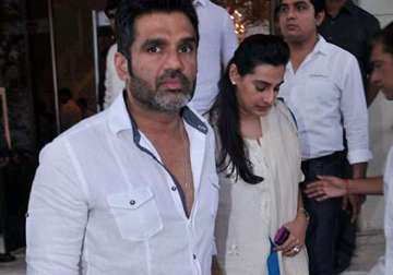 ailing father top priority for suniel shetty