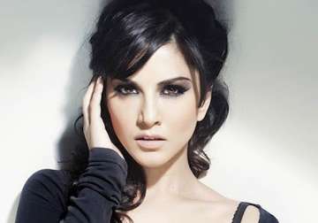 sunny leone flies off to us to celebrate ragini mms2 success