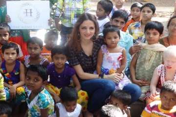 sussanne roshan celebrates christmas with orphans