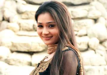 tv actor sara khan interrogated by mumbai police after car hits divider and overturns