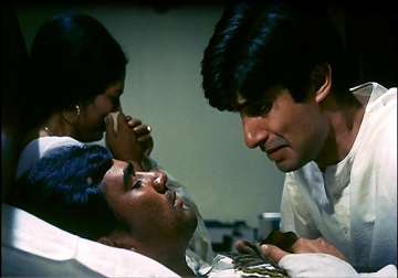 tears in eyes big b touches dead rajesh khanna s feet