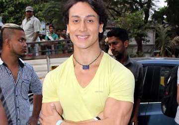 tiger shroff wows students with his heropanti