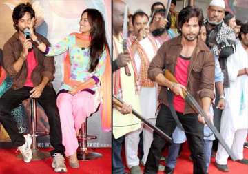 sonakshi slaps shahid at r.. rajkumar trailer launch see pics