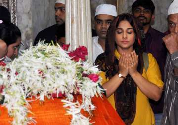 vidya balan visits mahim dargah prays for bobby jasoos success