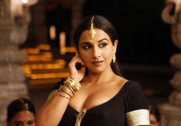 vidya is classic voluptuous indian beauty milan luthria