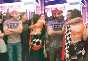 when ranveer surprised deepika on chennai express sets view pics