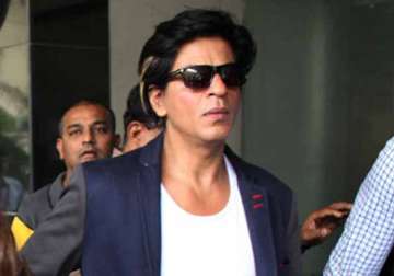when shah rukh was surrounded with fans in a flight view pics