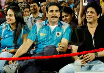 with akshay and sonakshi angry khan smiles at crowd in pune ipl match