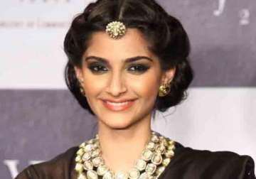 won t date anyone from film industry sonam kapoor