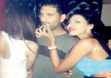 yuvraj singh spotted with a girl see pics