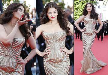 aishwarya rai gives complex to hollywood beauties spills allure in gold gown at cannes 2014 see pics