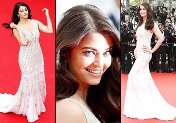 aishwarya playing safe at cannes 2014 having complex with hollywood beauties see pics