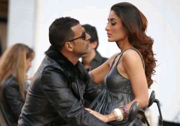 now kareena kapoor to dance for akshay kumar see pics