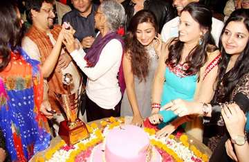 balika vadhu completes 1500 episodes ravi sargun siddarth shukla attend the celebration see pics