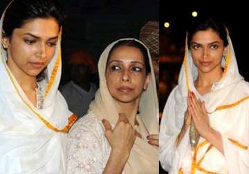 deepika padukone visits golden temple with mother donates rs 1000 see pics