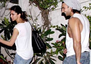 deepika ranveer spotted on date try to hide from cameras see pics
