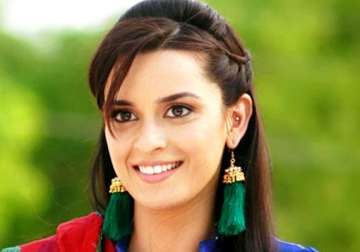 actress ekta kaul turns rj for tv show