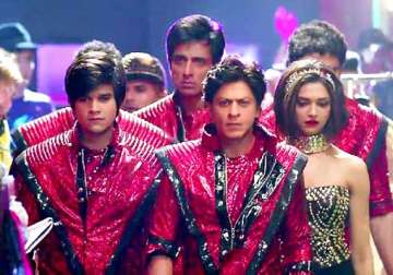 srk s happy new year trailer receives cold reactions from audience see pics