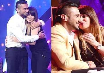 yo yo honey singh s wife calms him down on the sets of india s raw star see candid pics