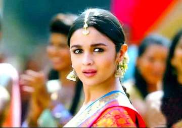 2 states song review do some bhangra on iski uski tunes with alia arjun watch video