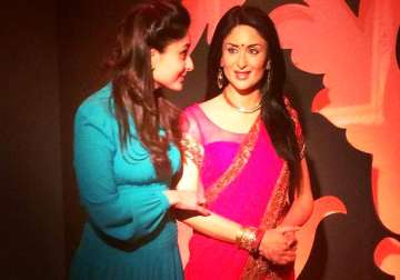 kareena kapoor looks delighted after seeing her restyled statue at tussauds london see pics