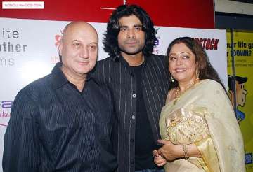 kirron kher wishes success for son sikander s tere bin laden 2