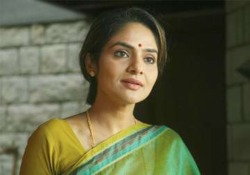 madhoo in kannada remake of attarintiki daaredhi