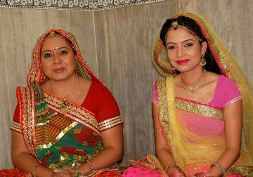 tortoise keeps neelu pooja busy on diya aur baati hum sets