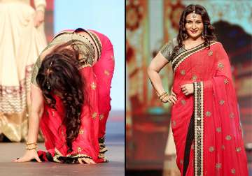 oops poonam dhillon falls terribly on the ramp regains self and walks with elan see pics