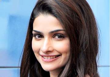 injured prachi desai shows professionalism