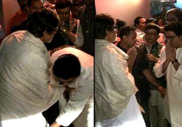 when raj thackeray touched amitabh bachchan s feet see pics