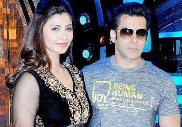 why is salman lulia s relationship bothering daisy shah see pics