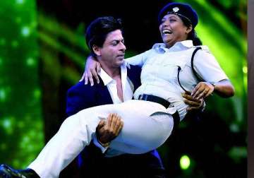 shah rukh khan receives backlash for inappropriate dance with kolkata policewoman