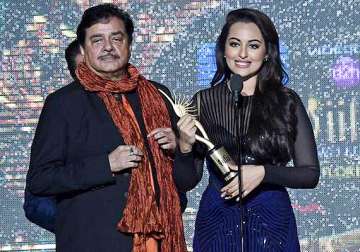 iifa 2014 shatrughan sinha gets lifetime achievement award from daughter sonakshi sinha