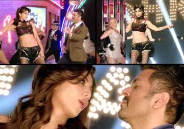 song review dishkiyaaon item song shilpa shetty fails to impress harman gets over shadowed watch video