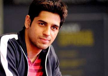 sidharth urges fans not to trust fake accounts