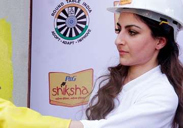 soha ali khan becomes a social worker paints school wall to promote education see pics
