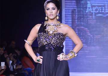 sunny leone enjoys being showstopper at jewellery showcase