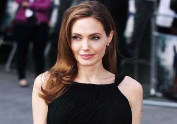 angelina jolie to receive humanitarian award