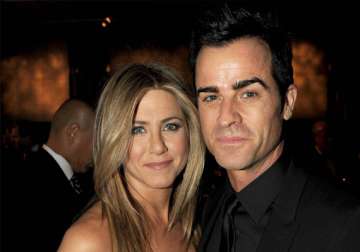 aniston keen to elope with theroux