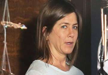 aniston sports face scar for new film