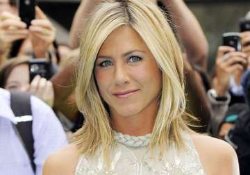 aniston invites pitt s mother to wedding