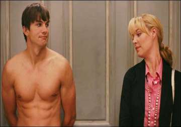 ashton kutcher flaunts abs in movie trailer