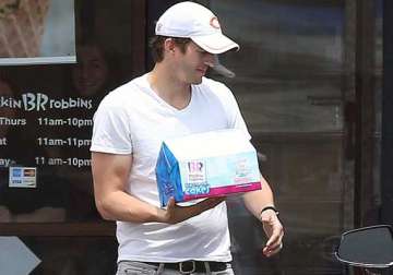 ashton kutcher stocks up on ice cream for pregnant fiancee