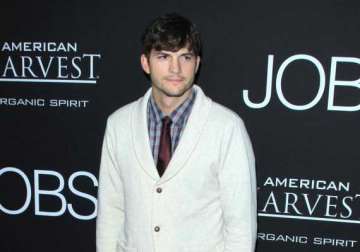 ashton kutcher rescues stranded fans