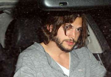 ashton kutcher s look for two and a half men resembles jesus