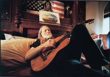 austin to unveil monument to willie nelson