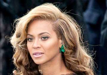 beyonce goes pink to support breast cancer campaign