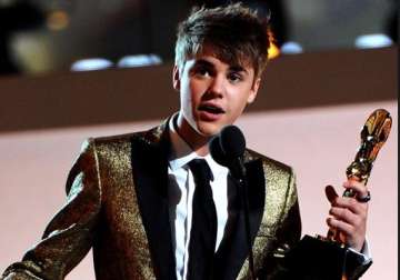 bieber booed by fans at billboard music awards