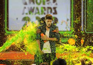 bieber berry slimed at kids choice awards